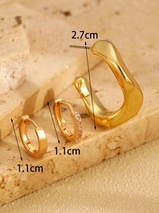 Dettaglio dimensioni del set orecchini dorati con design a onde e piccoli cerchi