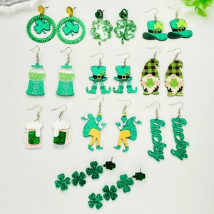 Set de boucles d'oreilles St. Patrick en acrylique vert avec trèfle et chapeau chanceux