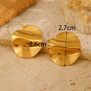 Detailed view of gold irregular wavy disc earrings with 2.6cm and 2.7cm diameter size info