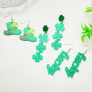 Vue détaillée des boucles d'oreilles de la Saint-Patrick en acrylique vert à paillettes