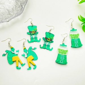 Détail de boucles d'oreilles Saint-Patrick en acrylique avec trèfles et motifs de leprechaun