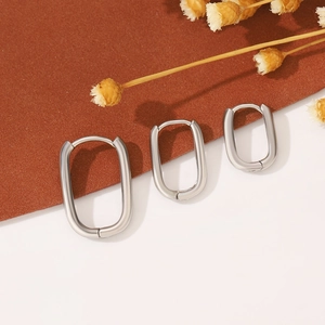 Set di tre orecchini a cerchio rettangolari in argento a forma di U per un look punk rock