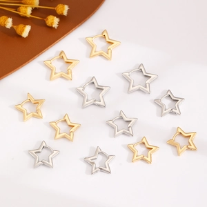 Dettaglio ravvicinato di orecchini a cerchio a forma di stella in oro e argento