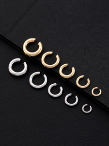 Dettaglio del set di ear cuff minimalisti in oro e argento in cinque diverse dimensioni