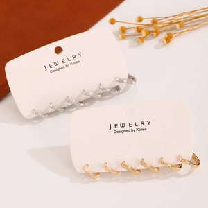 Set chic di 3 paia di orecchini a cuore in oro e argento con zirconi e texture geometriche