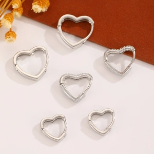 Set di tre paia di orecchini a cerchio a cuore in argento con finiture lisce e zirconi