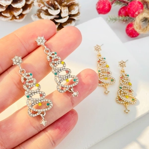 Dettagli degli orecchini ad albero di Natale con strass colorati e stelle dorate