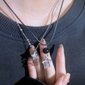 Collana minimalista a stella d'argento con cordino nero per uno stile chic e trendy