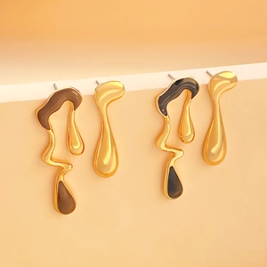 Minimalist liquid geometric gold stud earrings with irregular facial art outlines