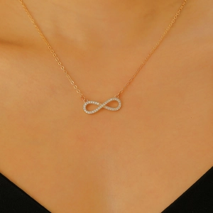 Detailansicht der Infinity-Kette mit mikroverzierten weißen Zirkonias auf einer Goldkette