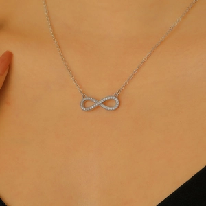 Detail der Infinity-Herz-Halskette mit Zirkonia-Steinen, getragen von einem Model