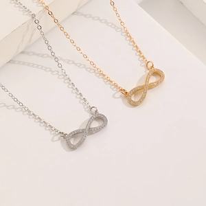 Detailansicht der Infinity-Halsketten in Gold und Silber mit Pavé-Zirkonia-Steinen
