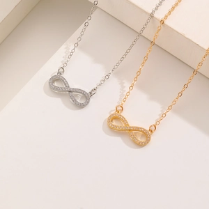 Detailansicht der Unendlichkeit-Anhänger in Gold und Silber mit Mikro-Zirkonia