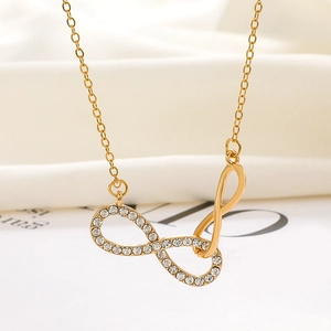 Nahaufnahme der Gold-Infinity-Halskette mit Zirkonia auf weichem Seidenhintergrund