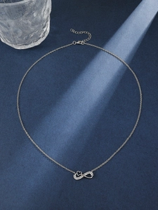 Makro-Detail des Infinity-Herz-Anhängers mit Mikro-Zirkonia und sicherem Verschluss