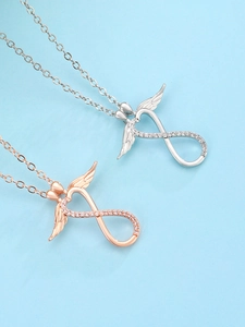 Detailansicht der Unendlichkeit und Engelsflügel Anhänger in Silber und Roségold