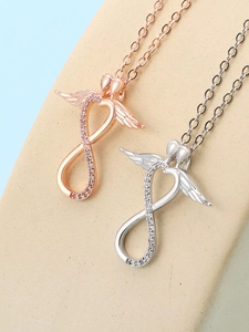 Nahaufnahme des Infinity-Herz-Anhängers in Roségold und Silber mit Zirkonia-Inlay