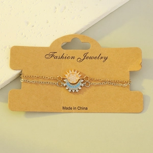 Elegante goud- en zilveren armbanden met zon- en maanhangers bezet met glanzende kristallen