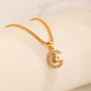 Gouden zon- en maanketting met een met stenen bezette halve maan en ster hanger