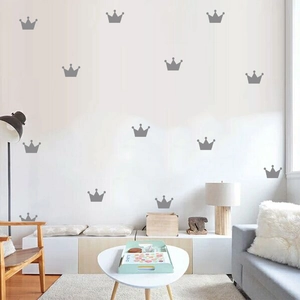 Détail de stickers muraux couronnes grises de style nordique sur un mur de chambre épuré