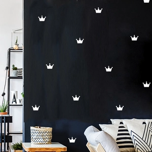 Détail de stickers muraux couronnes blanches style nordique pour décoration de chambre
