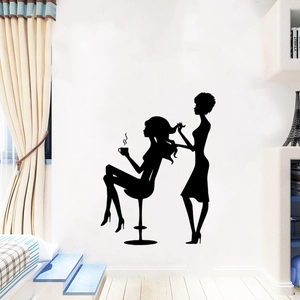 Dettaglio di un adesivo murale in PVC nero con sagome artistiche di una scena da parrucchiere