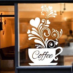 Detailansicht eines weißen Kaffeetasse Wandtattoos mit Herzrauch auf einem Glasfenster