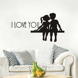 Détail de l'autocollant mural I LOVE YOU avec silhouettes de couple dans un salon