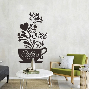 Detail eines kreativen Kaffeetassen-Wandtattoos mit herzförmigem Dampf an der Wohnzimmerwand
