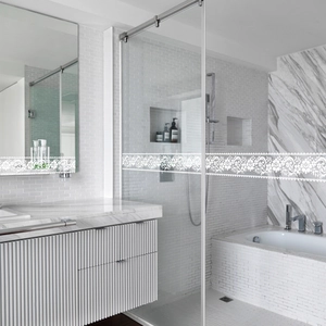 Film décoratif blanc dentelle pour miroirs de salle de bain et cloisons en verre