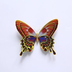 Gros plan détaillé de papillons décoratifs 3D double couche aux motifs d'ailes colorés