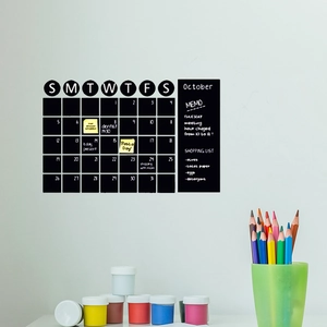 Detail eines schwarzen abnehmbaren Tafel-Wandstickers mit Monatskalender und Notizblock