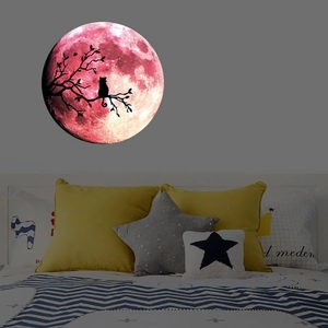 Sticker mural lumineux avec lune rose et silhouette de chat sur une branche