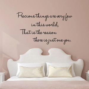 Détail du sticker mural Precious Things en vinyle noir pour une décoration de chambre élégante
