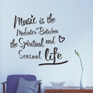 Sticker mural en vinyle citation musique et cœur sur mur blanc au-dessus du canapé