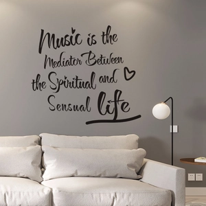 Sticker mural moderne avec citation musicale noire sur un mur de salon gris foncé