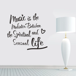 Détail d'un sticker mural en vinyle noir avec citation musicale pour décor de salon chic
