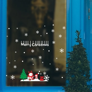 Weihnachtsaufkleber mit Schneemann und grünem Baum für die festliche Fensterdeko
