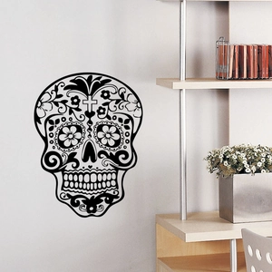 Détail d'un autocollant mural tête de mort mexicaine avec motifs dans un intérieur moderne