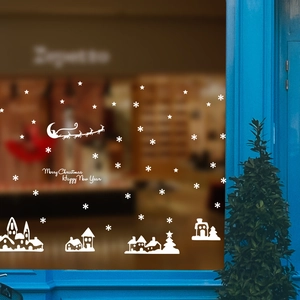 Détail d'autocollants flocons de neige et ville d'hiver blancs pour vitrine en verre