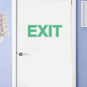 Autocollant mural EXIT lumineux vert avec motif à pois sur une porte blanche de décoration