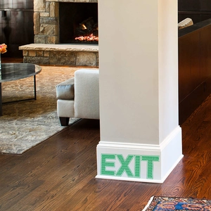 Autocollant de sécurité EXIT luminescent sur plinthe dans un intérieur élégant