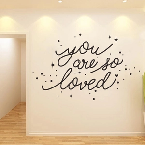 Sticker mural noir 'you are so loved' avec étoiles et cœurs pour décoration d'intérieur