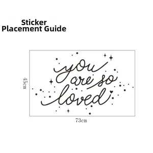Vue détaillée du sticker mural 'you are so loved' avec étoiles de 45cm x 73cm