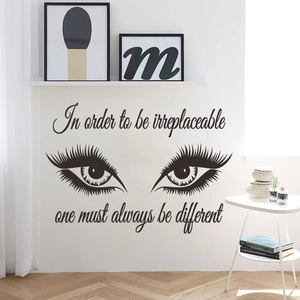 Détail du sticker mural yeux avec citation In order to be irreplaceable pour déco intérieure