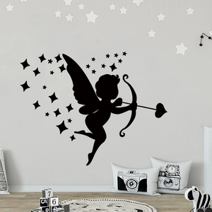 Détail du sticker mural Cupidon avec étoiles sur un mur gris moderne dans une chambre d'enfant