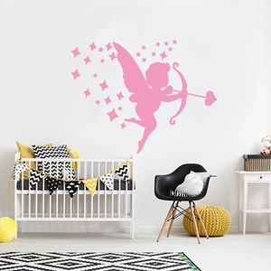 Sticker mural Cupidon rose avec étoiles dans une chambre d'enfant au style chaleureux