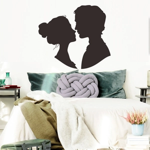 Adesivo murale romantico con silhouette di coppia che si bacia per camera da letto