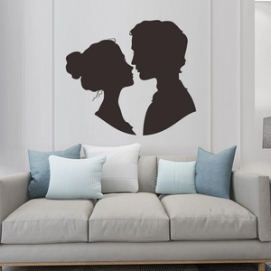 Adesivo murale minimalista nero con silhouette di coppia per decorazioni di interni moderni