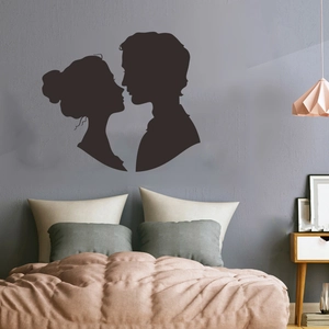 Adesivo murale romantico con sagoma di coppia che si bacia per camera da letto